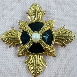 Maltese Cross Brooch Gold Tone Black Gothic Vampirecore Dark Academia Dramatic